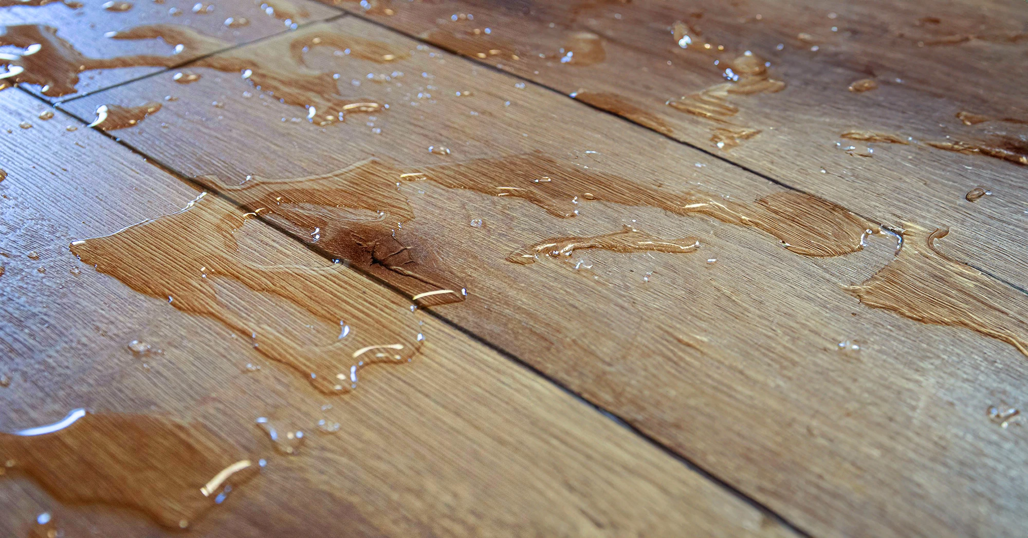 Kvapky vody na vodeodolnej podlahe ARTEO CERAMIN