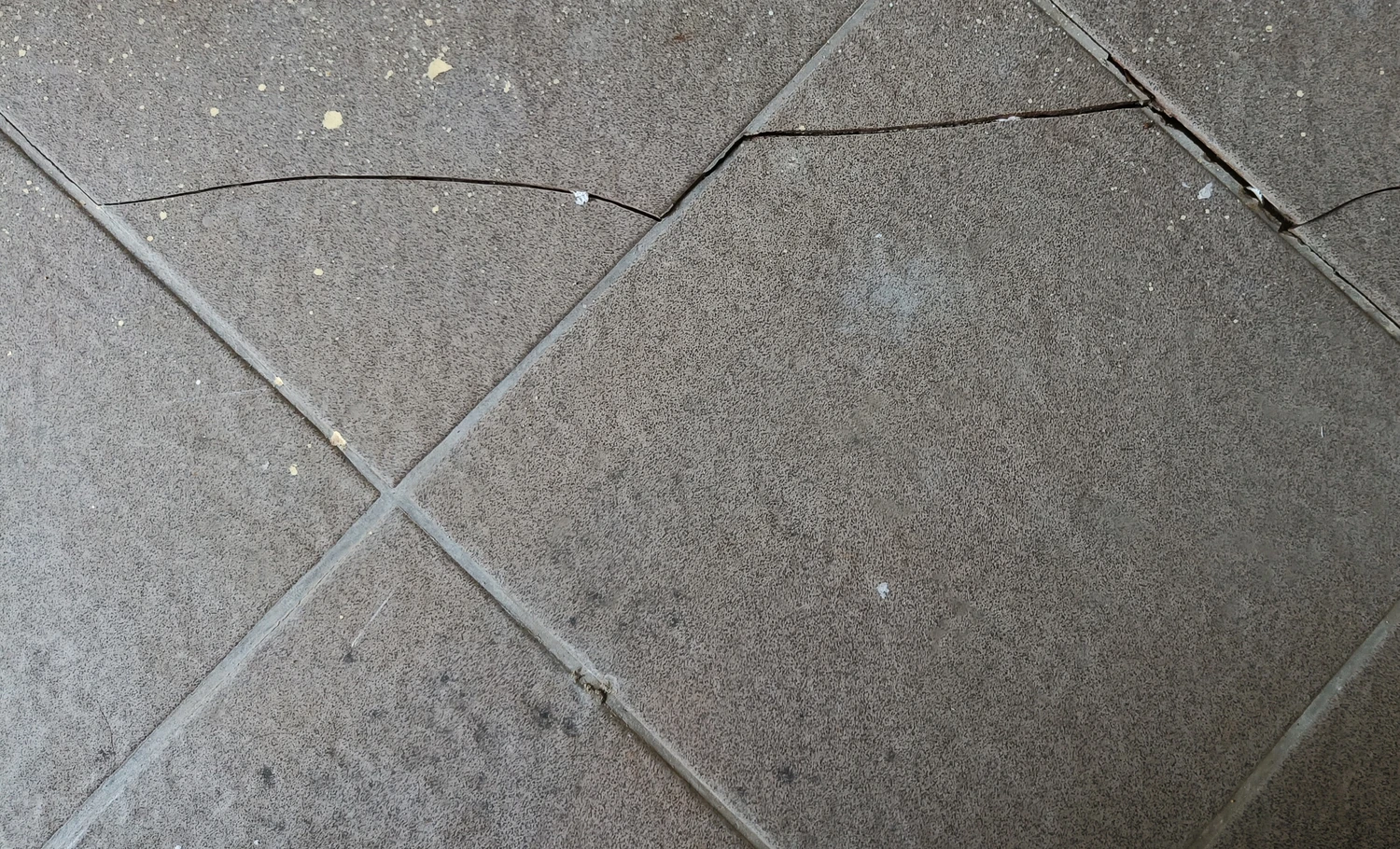 Prasknut� keramick� dla�ba