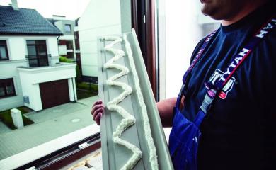 tytan-60-sekund-stavebne-pu-lepidlo-trubickove-750ml-montaz-4